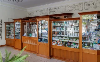 Interior de farmácia com balcão e medicamentos para ilustrar técnico em Farmácia em drogaria