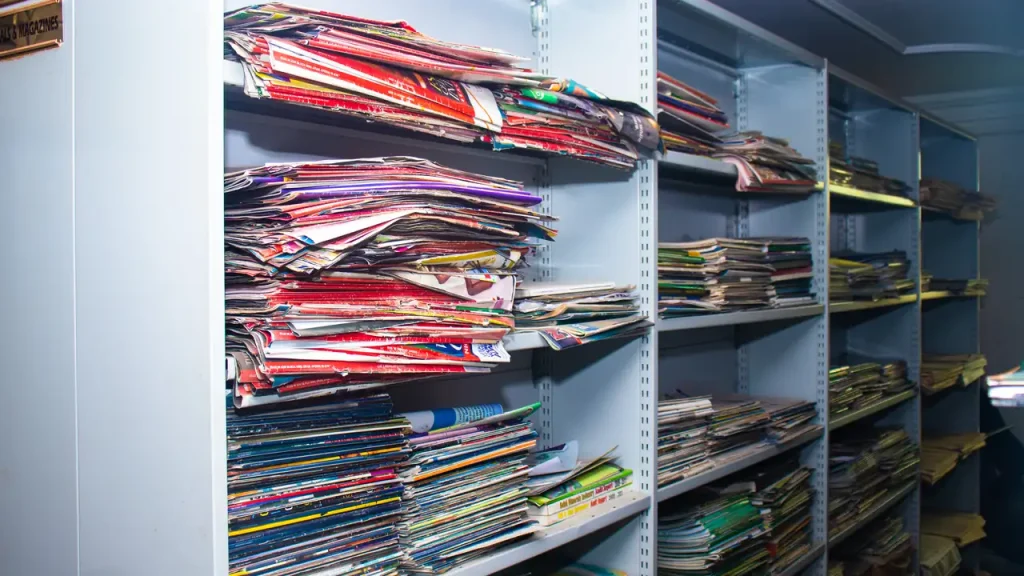 Curso técnico em Serviços Jurídicos: livros e documentos em biblioteca jurídica