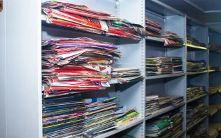 Curso técnico em Serviços Jurídicos: livros e documentos em biblioteca jurídica