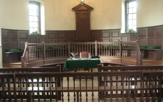Imagem destacada: interior de um tribunal para artigo sobre concurso público e técnico em Serviços Jurídicos.