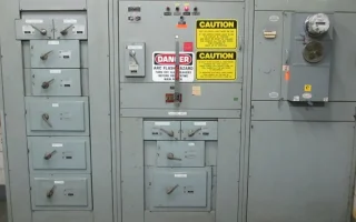 Técnico em Eletrotécnica diante de painel elétrico em projeto de instalações