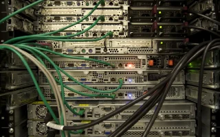 Técnico em Redes de Computadores em rack de servidores e infraestrutura de segurança