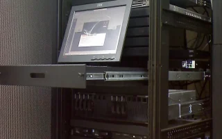 Técnico em Informática trabalhando com banco de dados em rack de servidores
