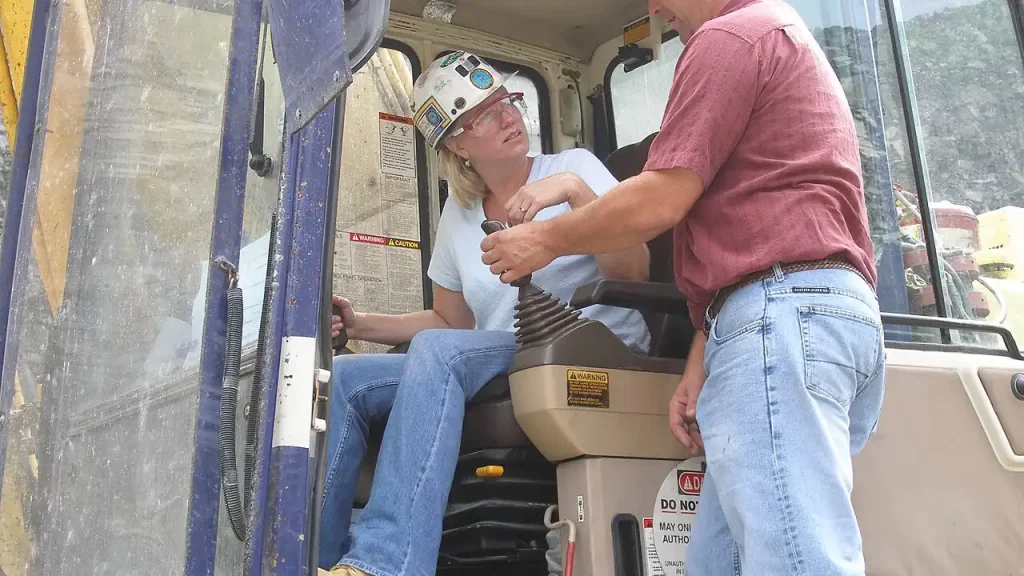 Técnico em Segurança do Trabalho com capacete em atividade de segurança ocupacional