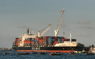 Navio porta-contêineres em operação de comércio exterior