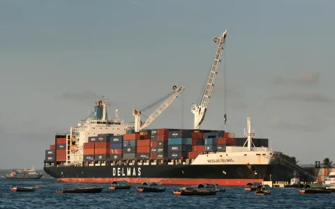 Navio porta-contêineres em operação de comércio exterior