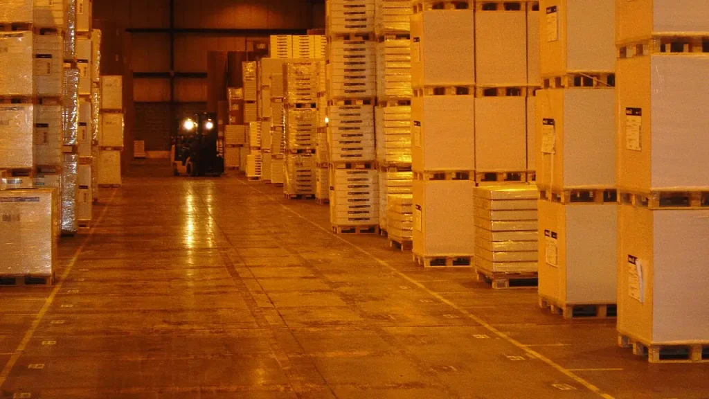 Armazém com pallets no artigo sobre técnico em Logística e logística reversa