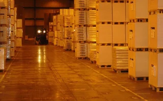 Armazém com pallets no artigo sobre técnico em Logística e logística reversa