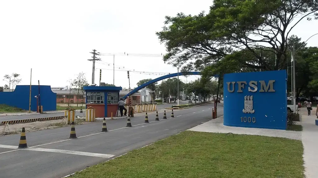 Entrada da UFSM para ilustrar a chamada pública de concursos para técnicos e analistas