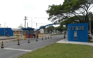 Entrada da UFSM para ilustrar a chamada pública de concursos para técnicos e analistas