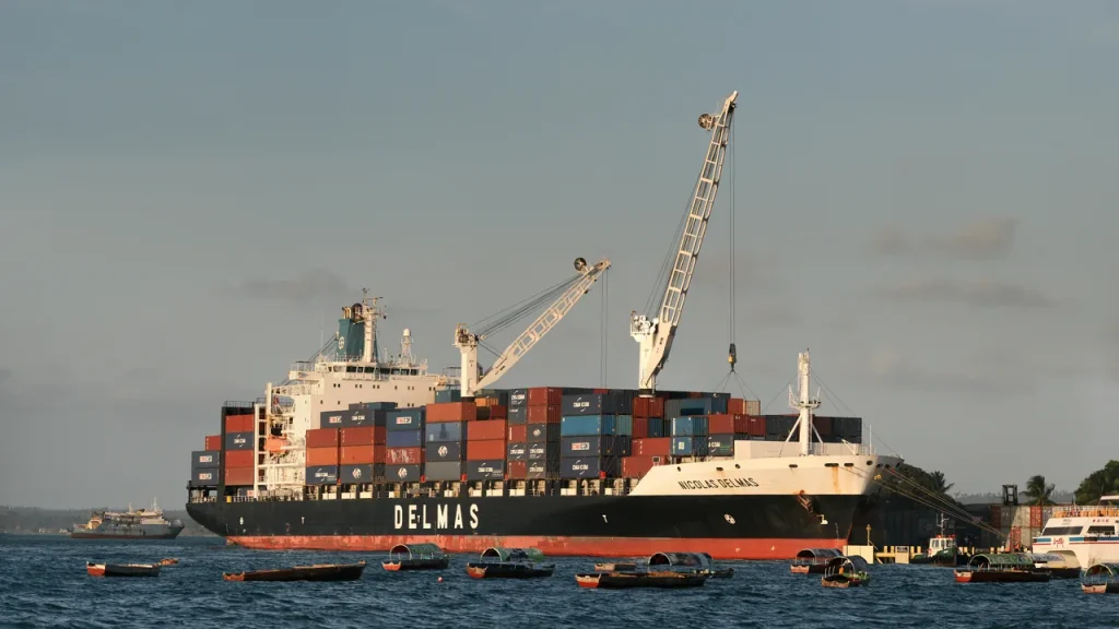 Imagem destacada: navio porta-contêineres no comércio exterior e classificação fiscal