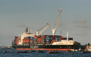 Imagem destacada: navio porta-contêineres no comércio exterior e classificação fiscal