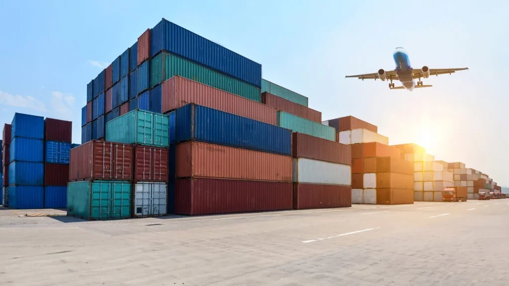 Técnico em Comércio Exterior em operação de exportação com contêineres e avião cargueiro