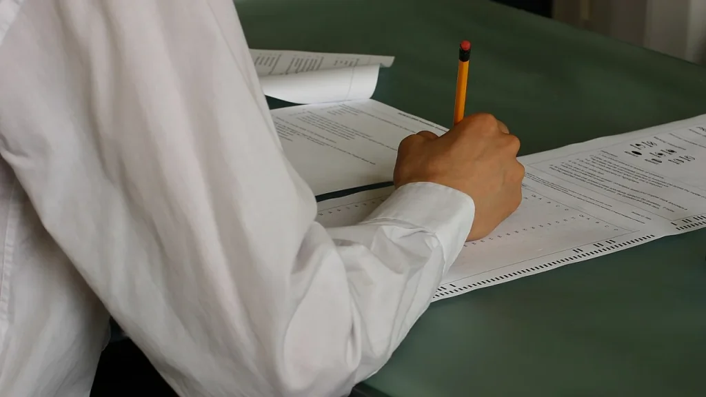 Encceja 2026 resultado: participante preenchendo prova escrita