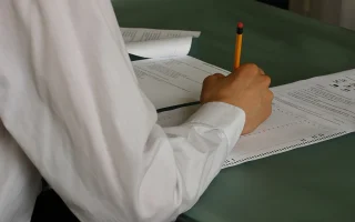 Encceja 2026 resultado: participante preenchendo prova escrita