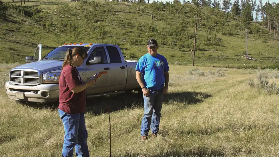 Técnico em Meio Ambiente usando GPS em levantamento de campo