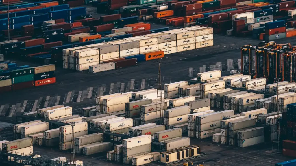 Curso técnico em Comércio Exterior: navios e contêineres no comércio internacional