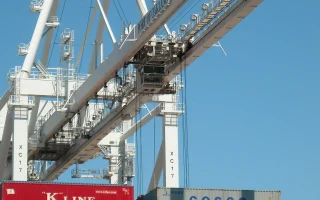 Porto com guindaste e contêineres: imagem sobre curso técnico em Comércio Exterior e admissão temporária