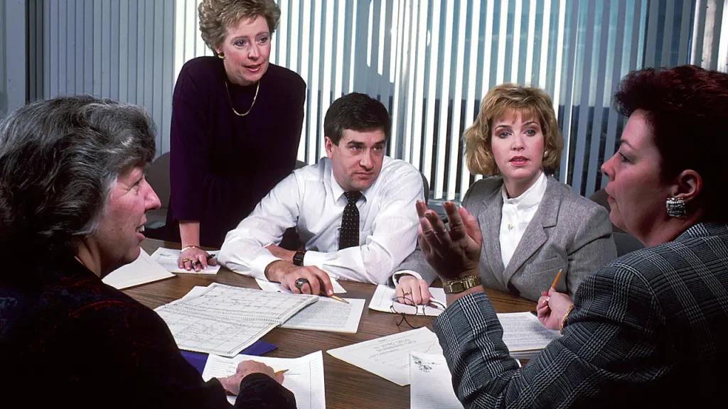 Técnico em Administração em reunião de trabalho, imagem ilustrativa de rotinas de controle de estoque