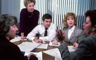 Técnico em Administração em reunião de trabalho, imagem ilustrativa de rotinas de controle de estoque