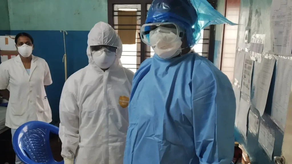 Técnico de segurança do trabalho com equipe usando equipamentos de proteção individual