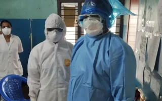 Técnico de segurança do trabalho com equipe usando equipamentos de proteção individual