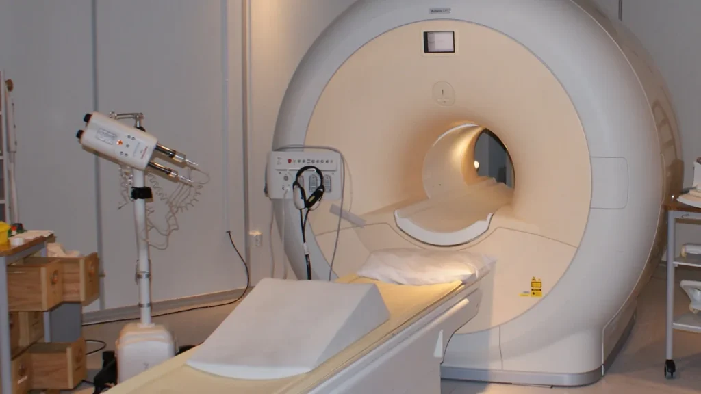 Técnico em Radiologia trabalhando com ressonância magnética