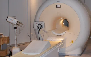 Técnico em Radiologia trabalhando com ressonância magnética