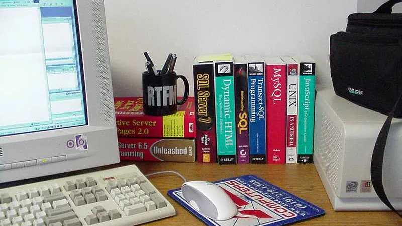 Computador em ambiente de trabalho, imagem relacionada ao tratamento de dados pelo Técnico em Serviços Públicos