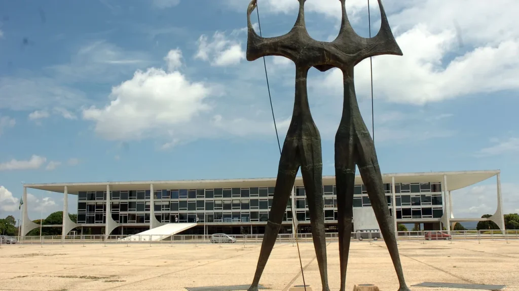 Técnico em Serviços Públicos diante de edifício público em Brasília, imagem relacionada à transparência pública