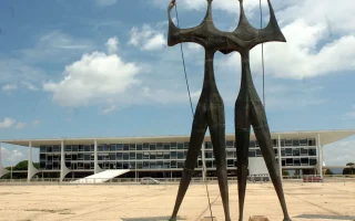 Técnico em Serviços Públicos diante de edifício público em Brasília, imagem relacionada à transparência pública
