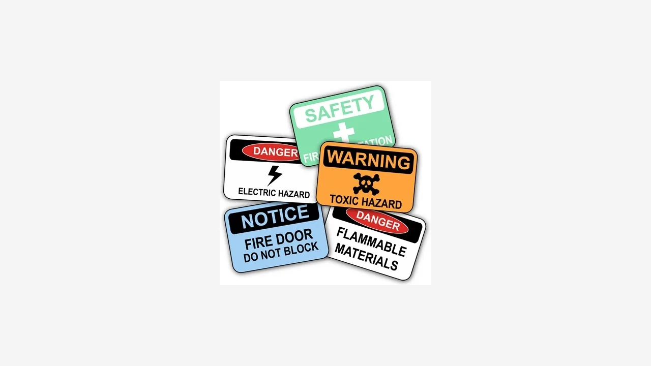 Placas de alerta e perigo usadas para identificar riscos no ambiente de trabalho