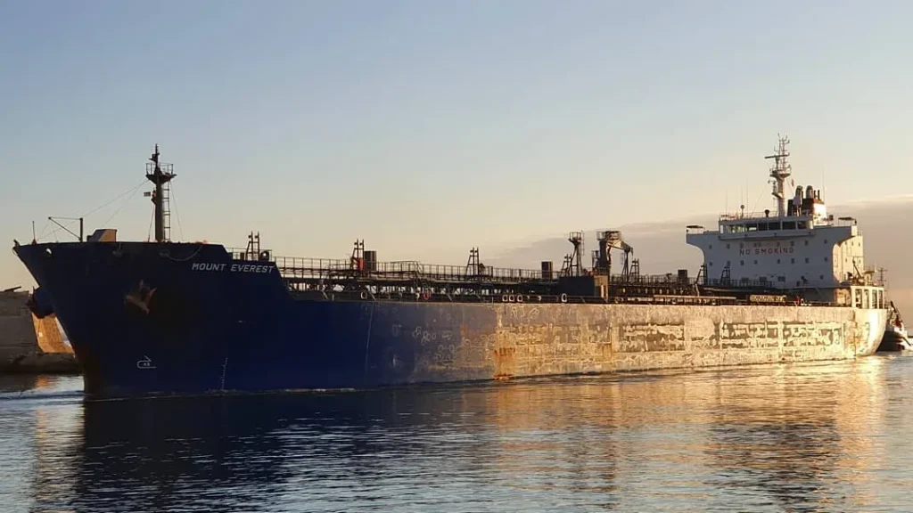 Navio petroleiro em operação, imagem ilustrativa para o concurso Transpetro 2026