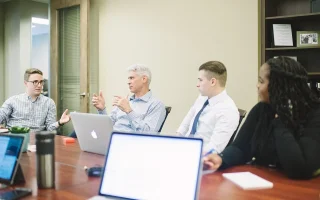 Técnico em Administração em reunião de trabalho sobre compliance e integridade