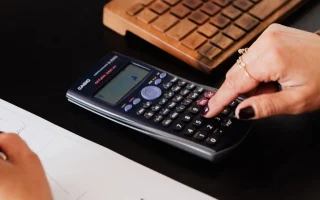 Técnico em Administração pode fazer faculdade de Contabilidade: pessoa usando calculadora e documentos