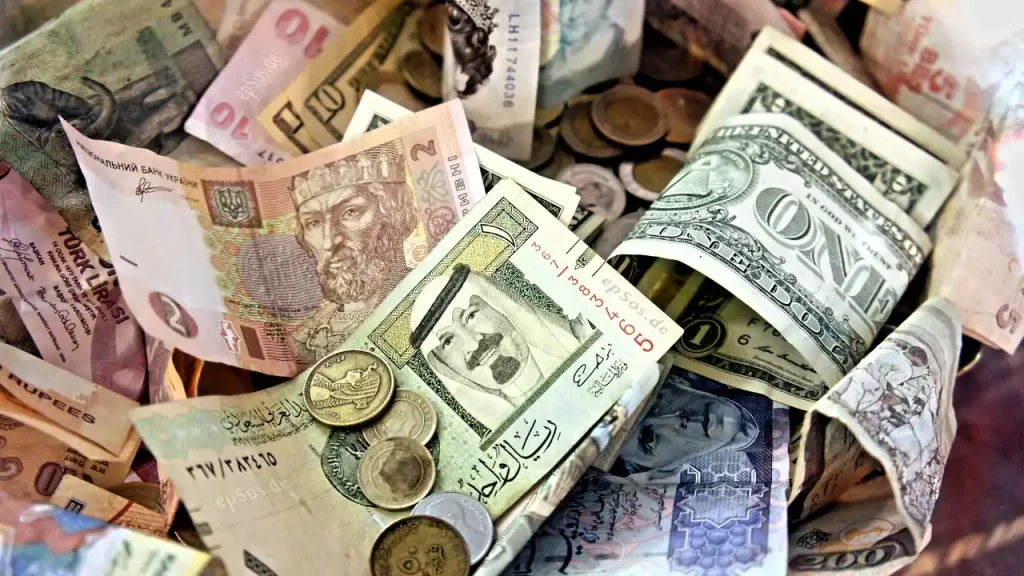 Notas e moedas de diferentes países representam o câmbio no comércio exterior