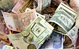 Notas e moedas de diferentes países representam o câmbio no comércio exterior