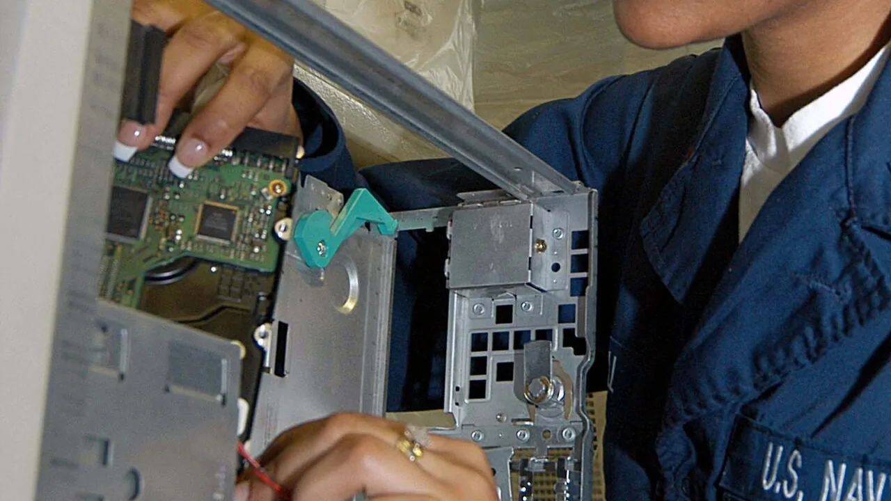 Técnico em Informática realizando manutenção e suporte técnico em computador