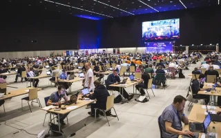 Técnico em Informática trabalhando com testes de software