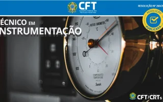 Técnico em Instrumentação diante de um instrumento de medição industrial