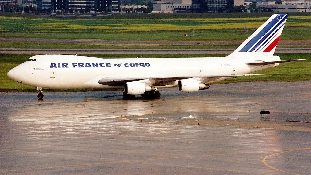 Avião cargueiro em operação aeroportuária para ilustrar funções do técnico em Logística