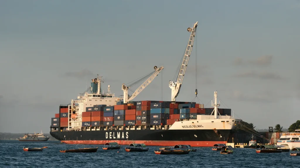 Navio porta-contêineres em operação portuária para ilustrar técnico em logística e comércio exterior