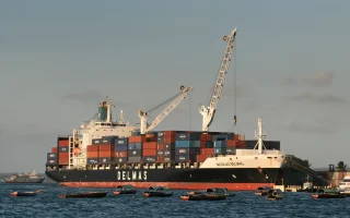 Navio porta-contêineres em operação portuária para ilustrar técnico em logística e comércio exterior