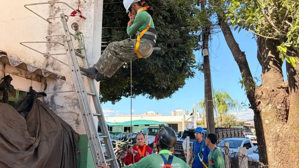 Técnico de Segurança do Trabalho em treinamento de NR-35 com cinto e capacete