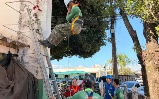 Técnico de Segurança do Trabalho em treinamento de NR-35 com cinto e capacete