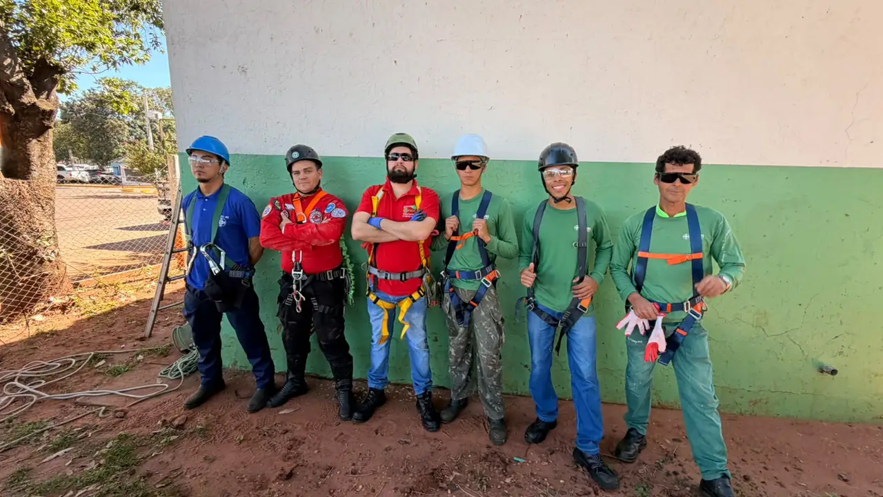 Treinamento de NR-35 com profissionais usando equipamentos de proteção contra quedas