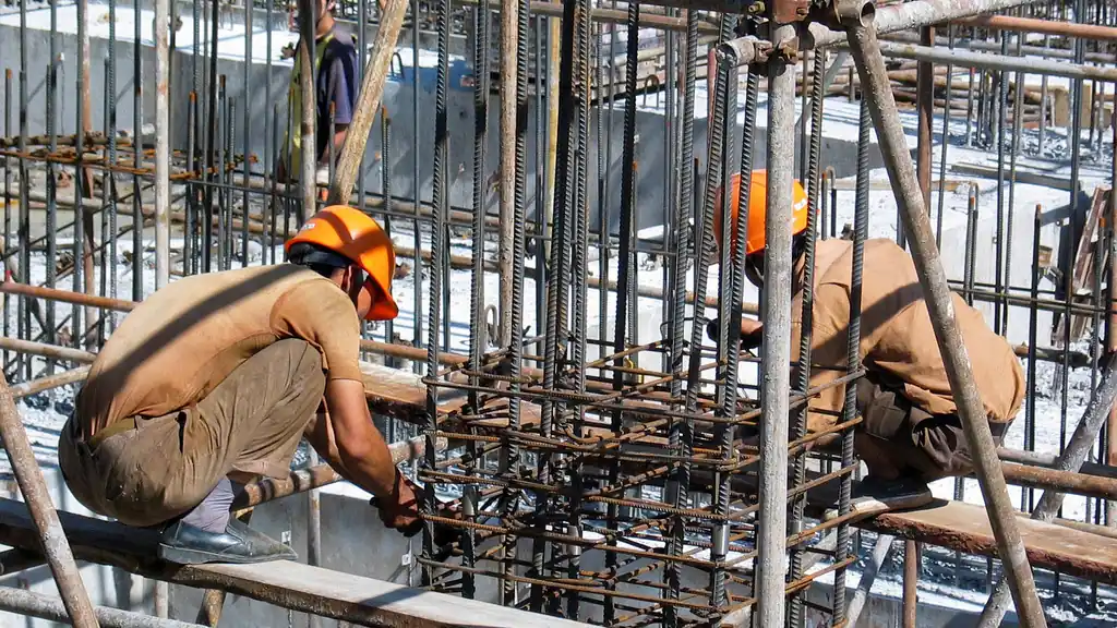 Técnico de Segurança do Trabalho em atividade de construção com equipamentos de proteção