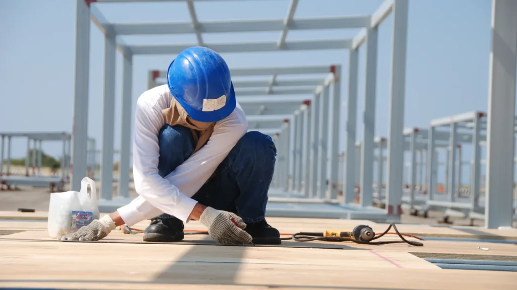 Técnico de Segurança do Trabalho em canteiro de obras usando equipamentos de proteção