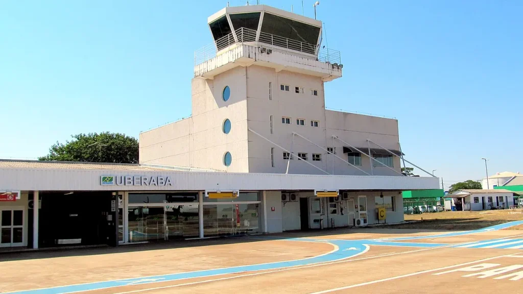 Concurso NAV Brasil 2026: torre de controle de aeroporto