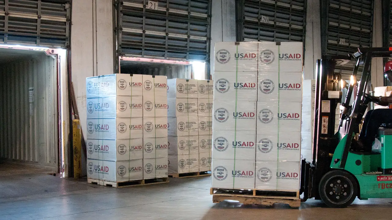 Empilhadeira movimentando pallets em armazém para explicar a formação em Transporte de Cargas